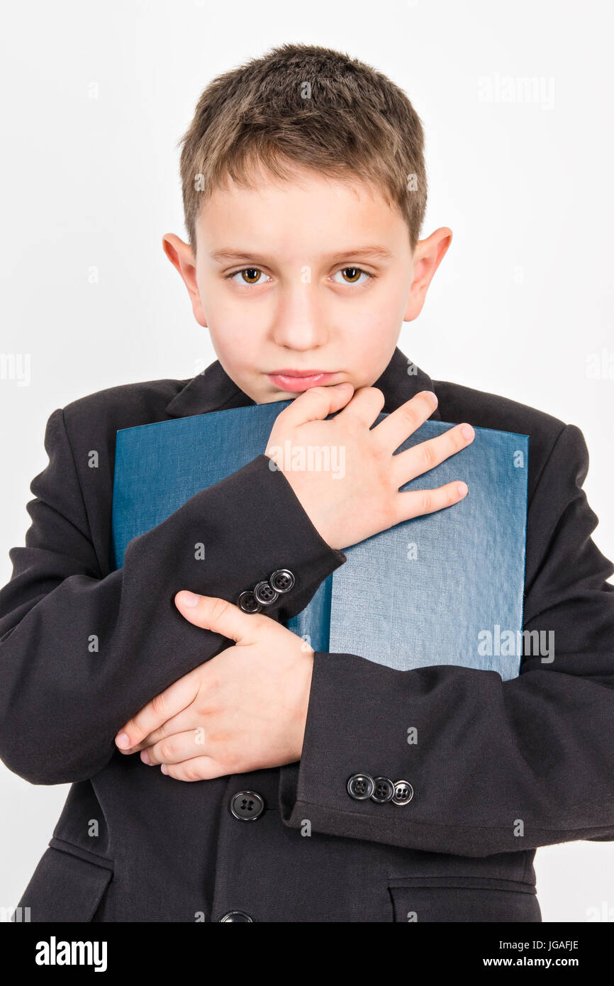 Il ragazzo scuola elementare studente con il suo libro preferito Foto Stock