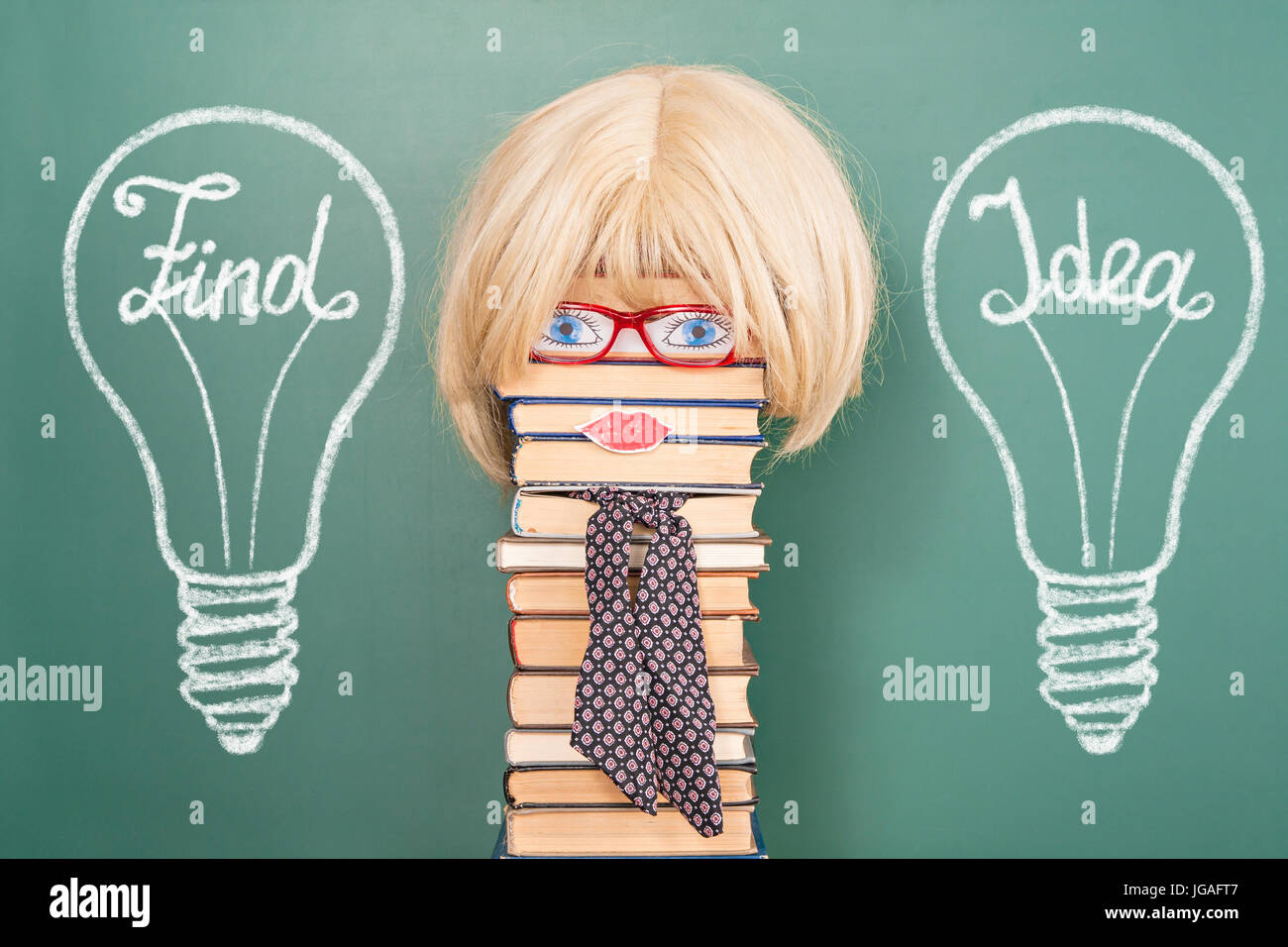 Educazione divertente idea, insegnante di donna in ambiente scolastico con le loro idee e le loro attività di ricerca Foto Stock