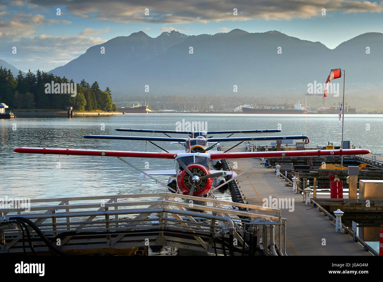 Iconici Porto Vintage aria idrovolanti DHC-2 Beaver Floatplanes ormeggiata al Porto di Vancouver Centro di Volo, British Columbia, Canada. Foto Stock