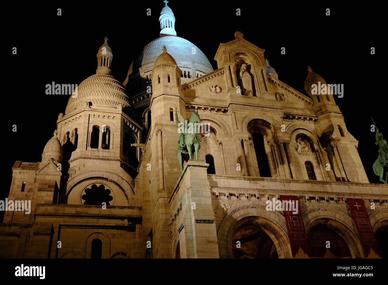 Il Sacre Coeur basilica in cima alla collina di Montmartre a Parigi shot di notte Foto Stock