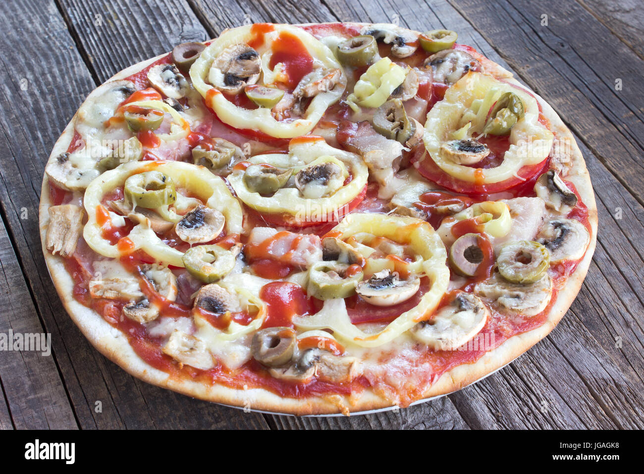 Tutta la pizza sul pannello di legno Foto Stock