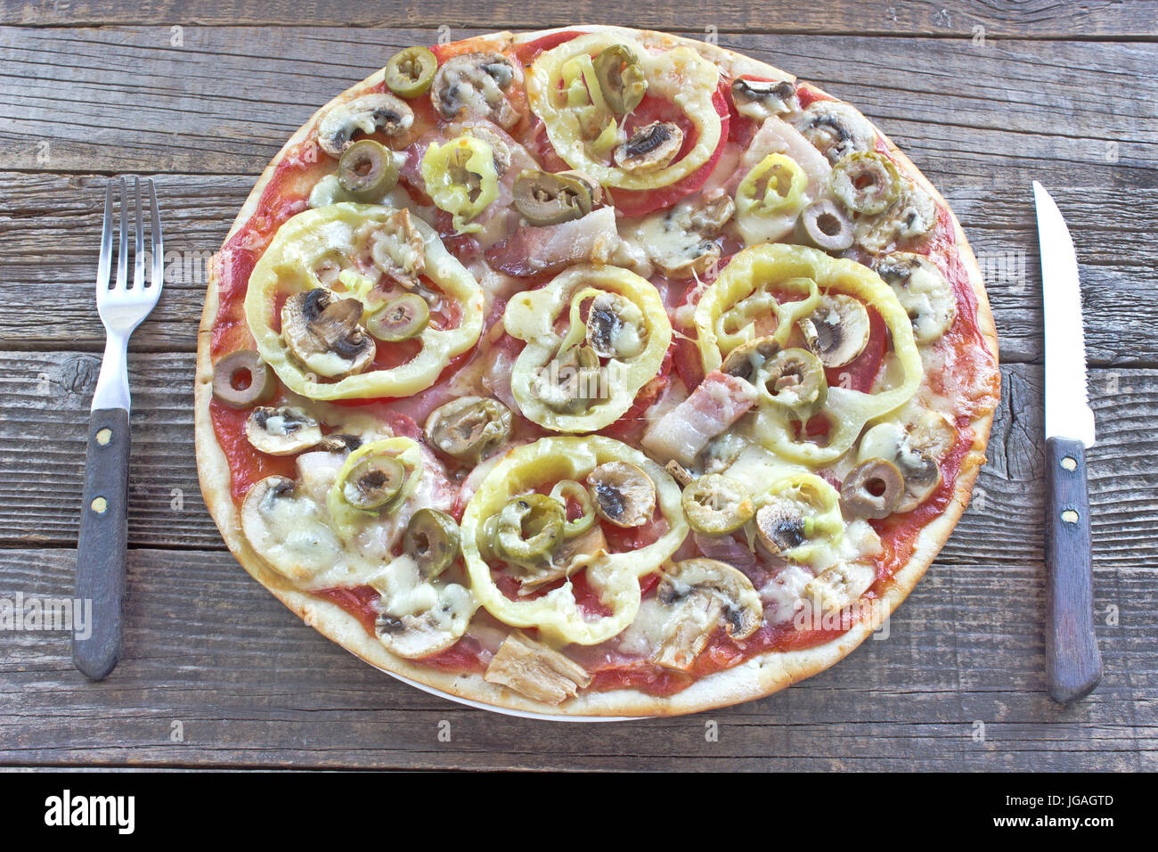 Pizza Fresca servita su un tavolo di legno Foto Stock