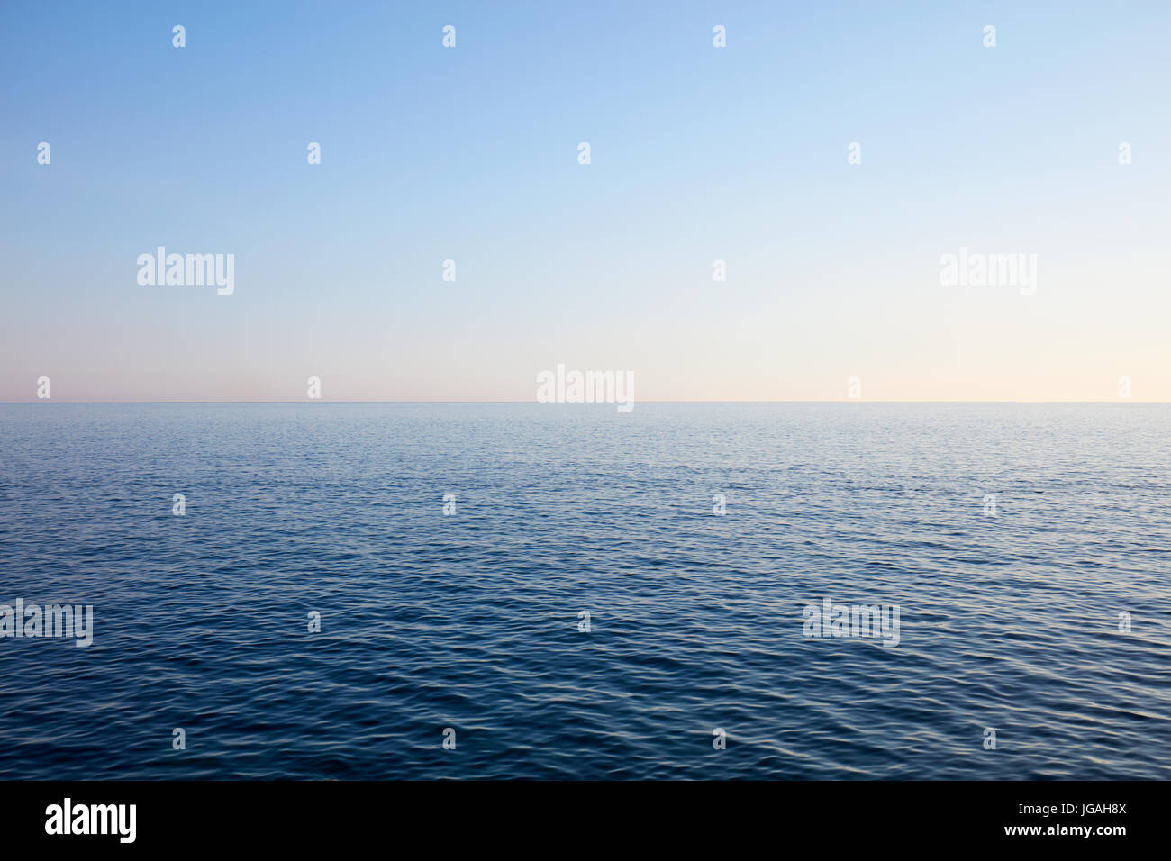 Blu Mediterraneo, mare calmo e orizzonte, cielo chiaro in Italia Foto Stock