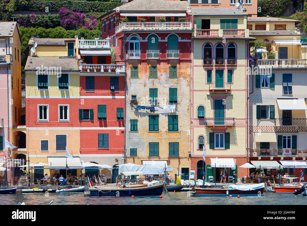 PORTOFINO, Italia - 10 Giugno: Portofino tipico bellissimo villaggio con case colorate facciate su Giugno 10, 2017 a Portofino, Italia. La città è uno dei Foto Stock