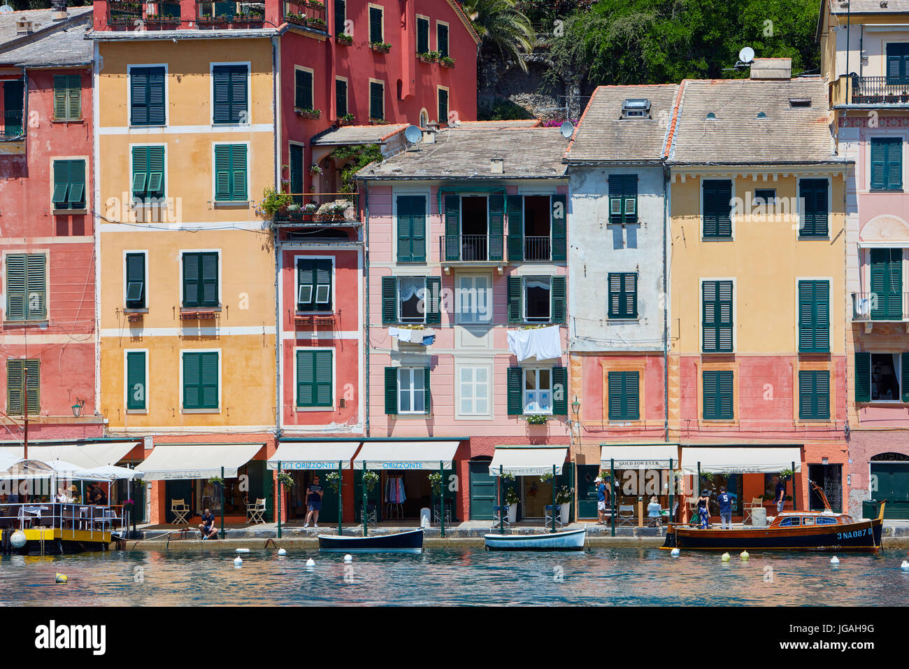 PORTOFINO, Italia - 10 Giugno: Portofino italiano tipico villaggio con case colorate facciate su Giugno 10, 2017 a Portofino, Italia. La città è uno dei th Foto Stock