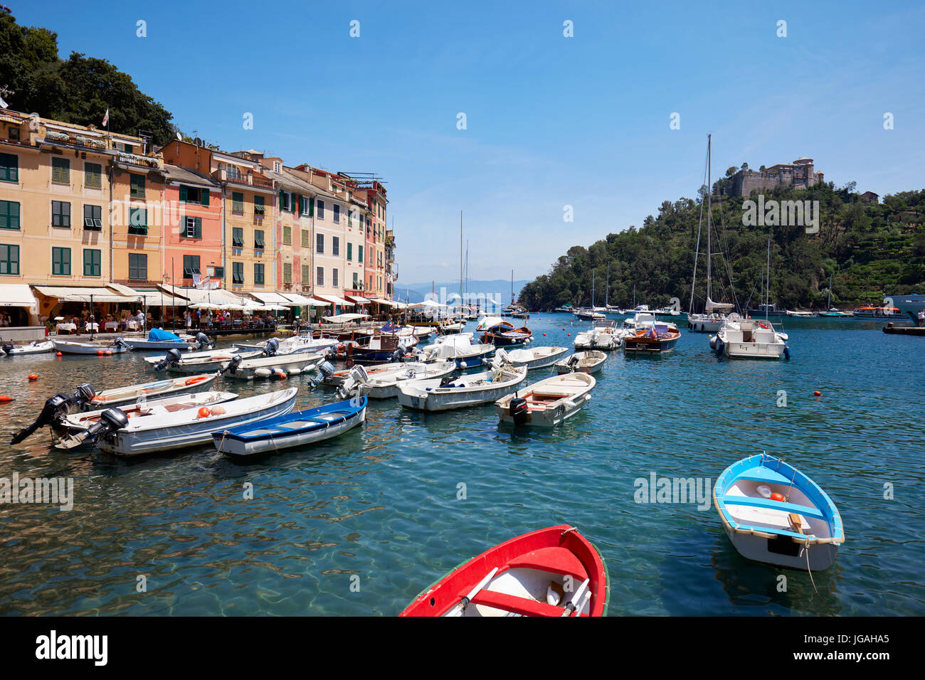 PORTOFINO, Italia - 10 Giugno: Portofino tipico bellissimo villaggio con case colorate e piccolo porto il 10 giugno 2017 a Portofino, Italia. Foto Stock