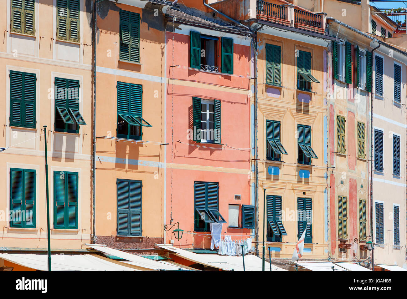 Portofino tipico villaggio belle facciate con case colorate in Italia, la Liguria mare costa Foto Stock