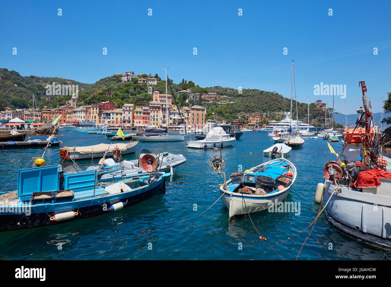 Portofino tipico bellissimo villaggio con case colorate e un piccolo porticciolo con barche da pesca in Italia Foto Stock