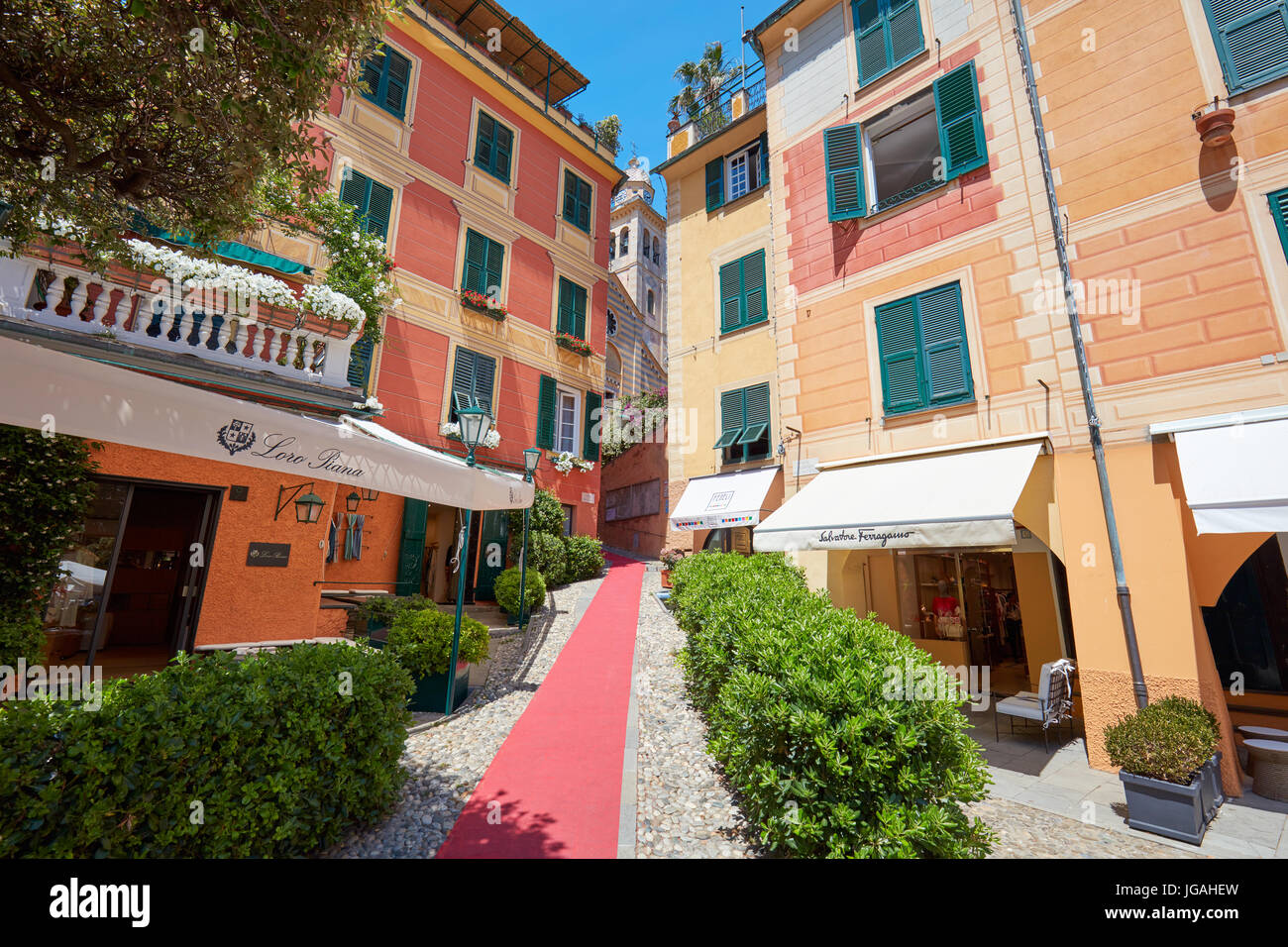 Portofino villaggio italiano con case colorate facciate e negozi di lusso come Loro Piana e Salvatore Ferragamo Foto Stock