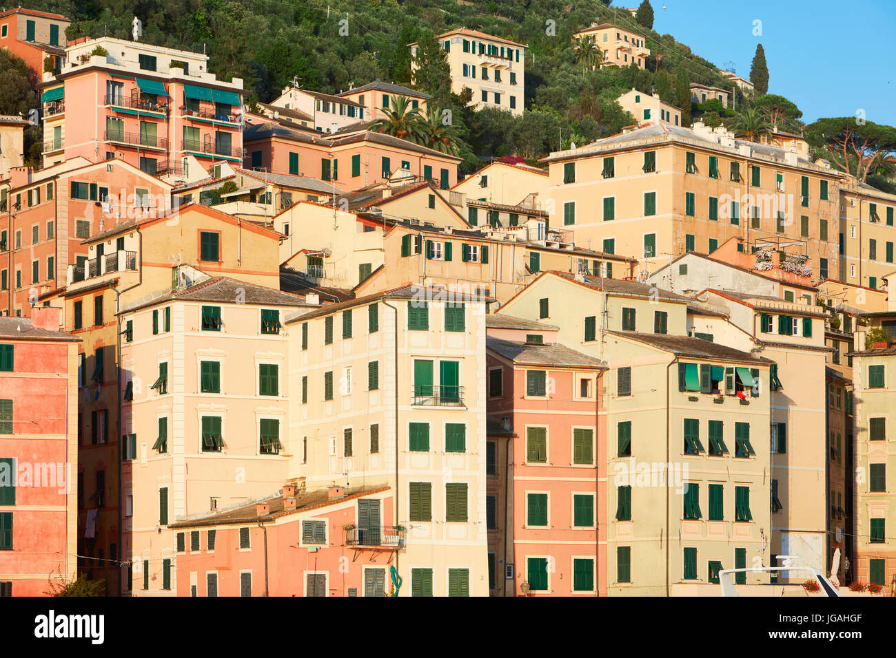 Camogli italiano tipico villaggio con case colorate, la Liguria in una giornata di sole Foto Stock