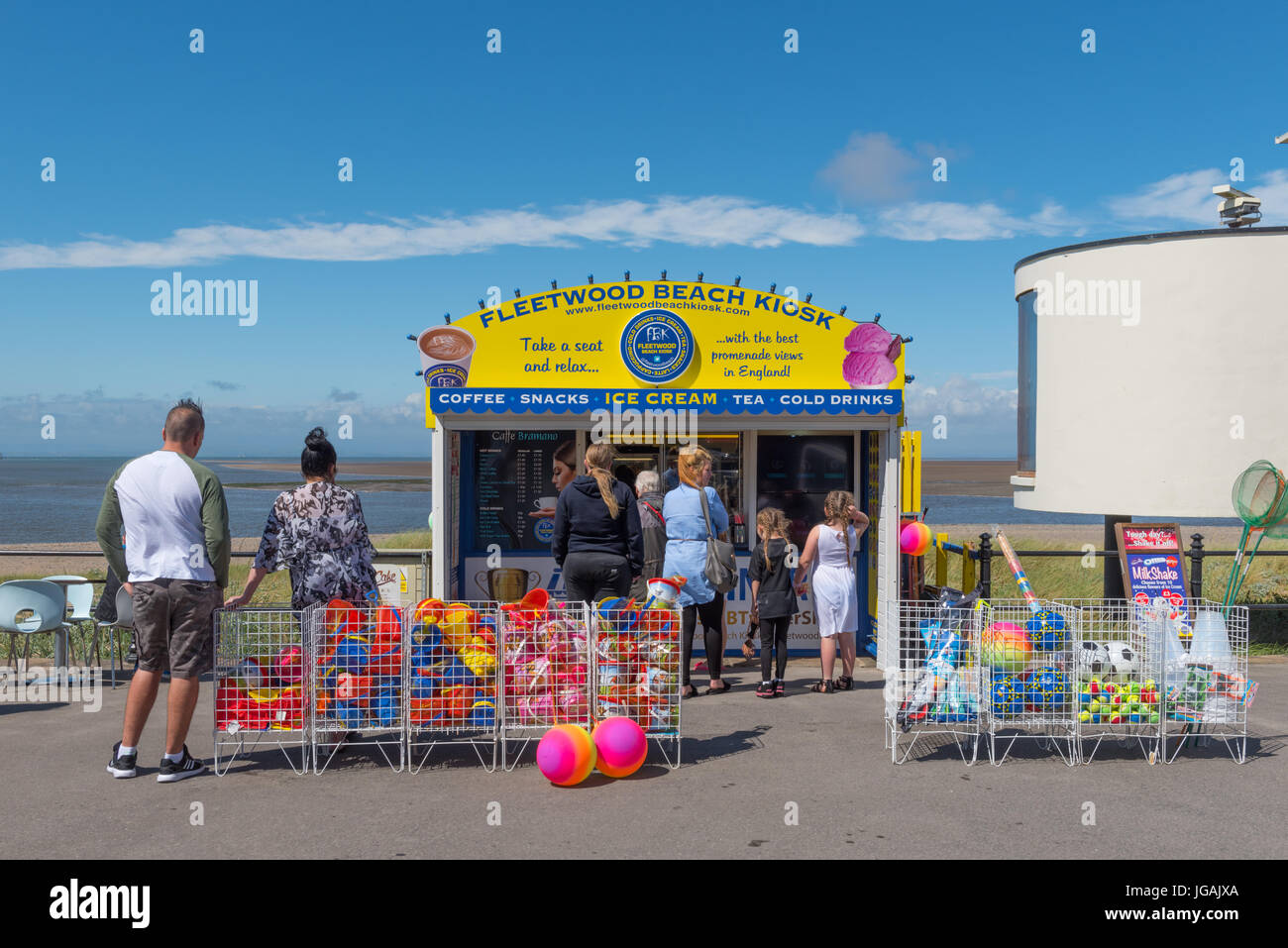 Acquisto di gelato un chiosco in Fleetwood Lancashire Foto Stock