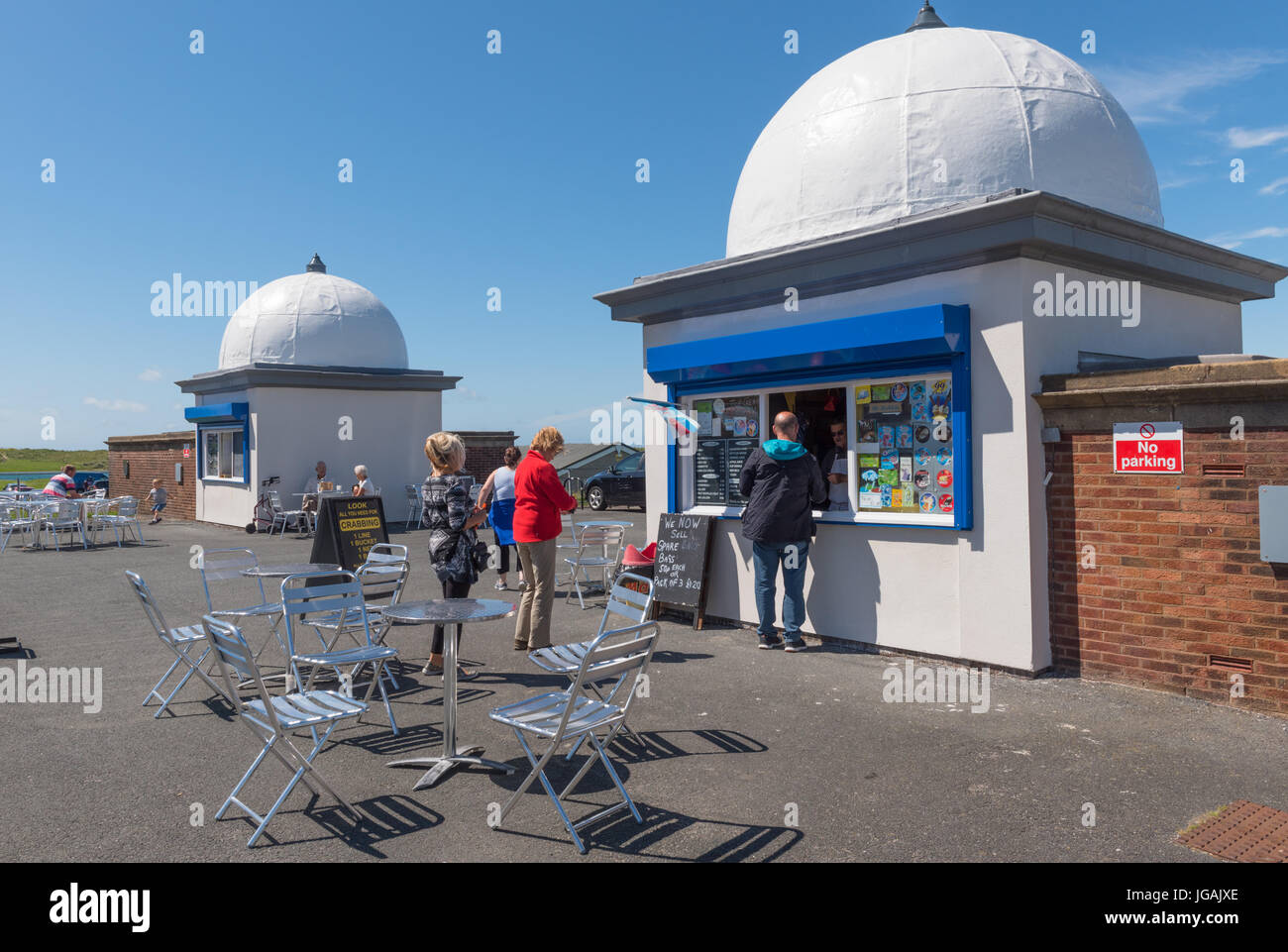 Acquisto di gelato un chiosco in Fleetwood Lancashire Foto Stock