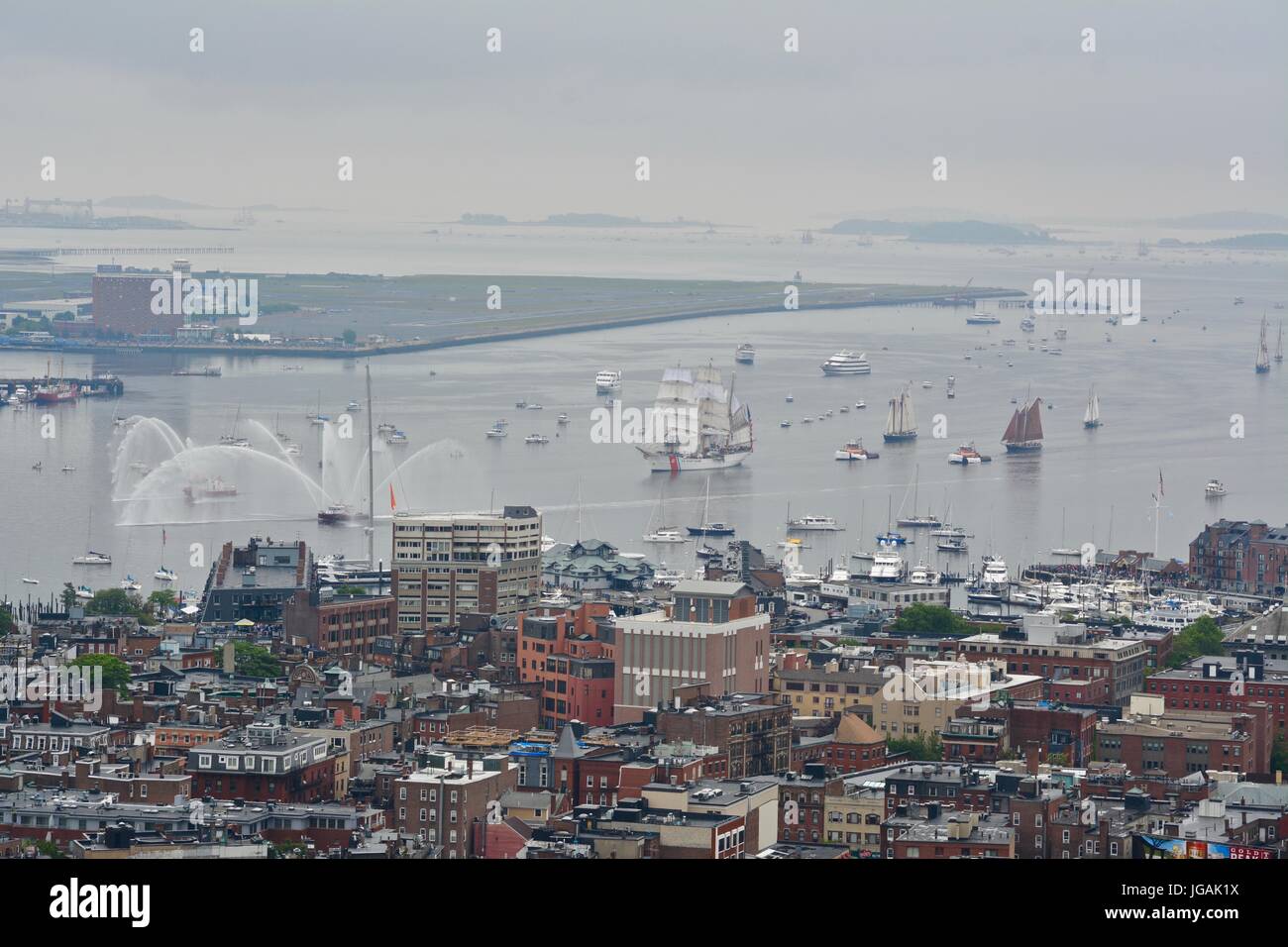 La parata di vele vela nel porto di Boston durante la vela Boston 2017 Foto Stock