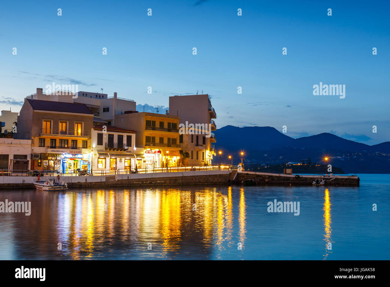 Agios Nikolaos, Creta, Grecia - Giugno 08, 2017: Agios Nikolaos città a sera d'estate. Agios Nikolaos è uno dei più città turistiche su Creta isla Foto Stock