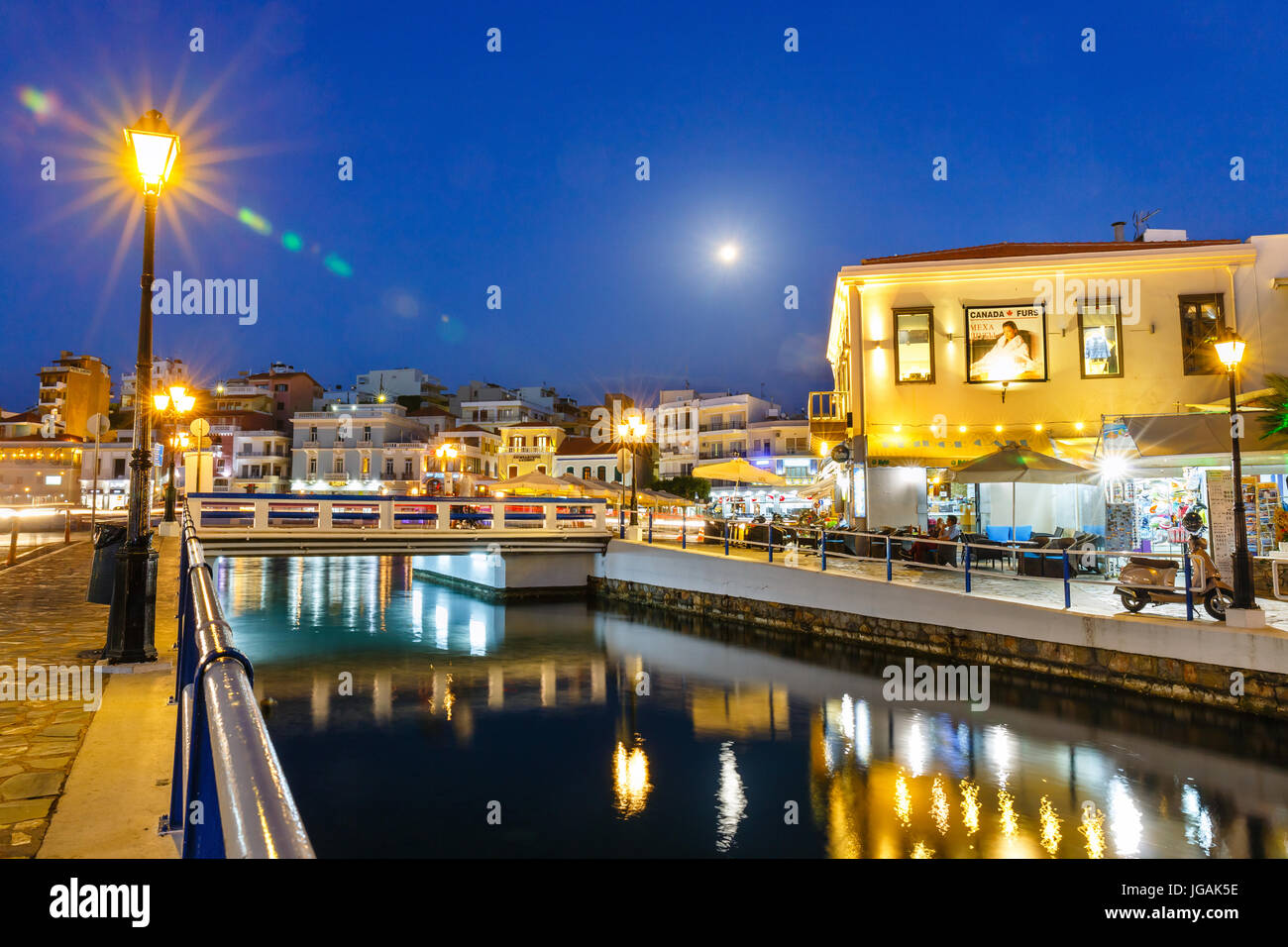 Agios Nikolaos, Creta, Grecia - Giugno 08, 2017: Agios Nikolaos città a sera d'estate. Agios Nikolaos è uno dei più città turistiche su Creta isla Foto Stock