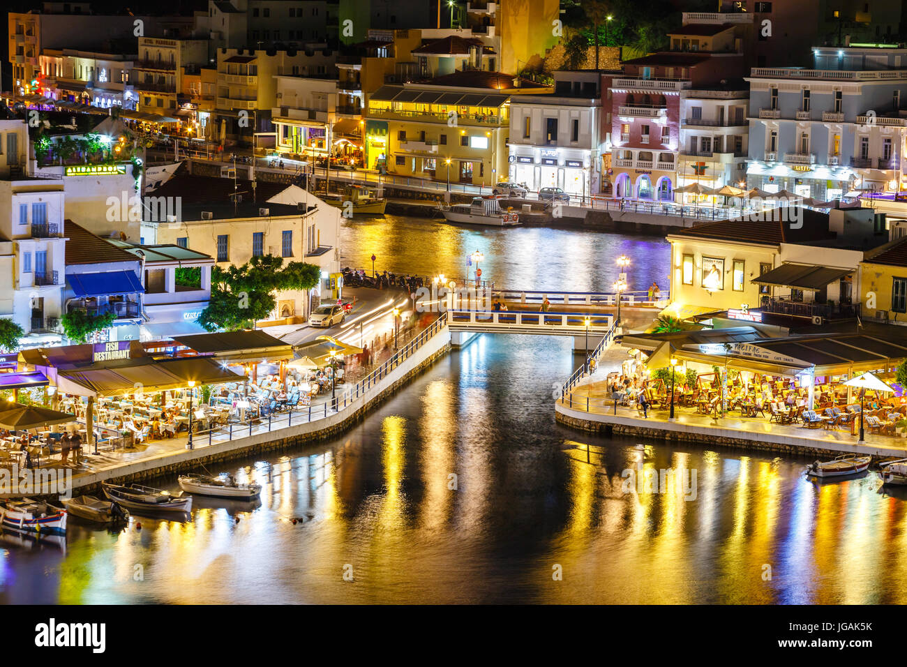 Agios Nikolaos, Creta, Grecia - Giugno 08, 2017: Agios Nikolaos città a sera d'estate. Agios Nikolaos è uno dei più città turistiche su Creta isla Foto Stock