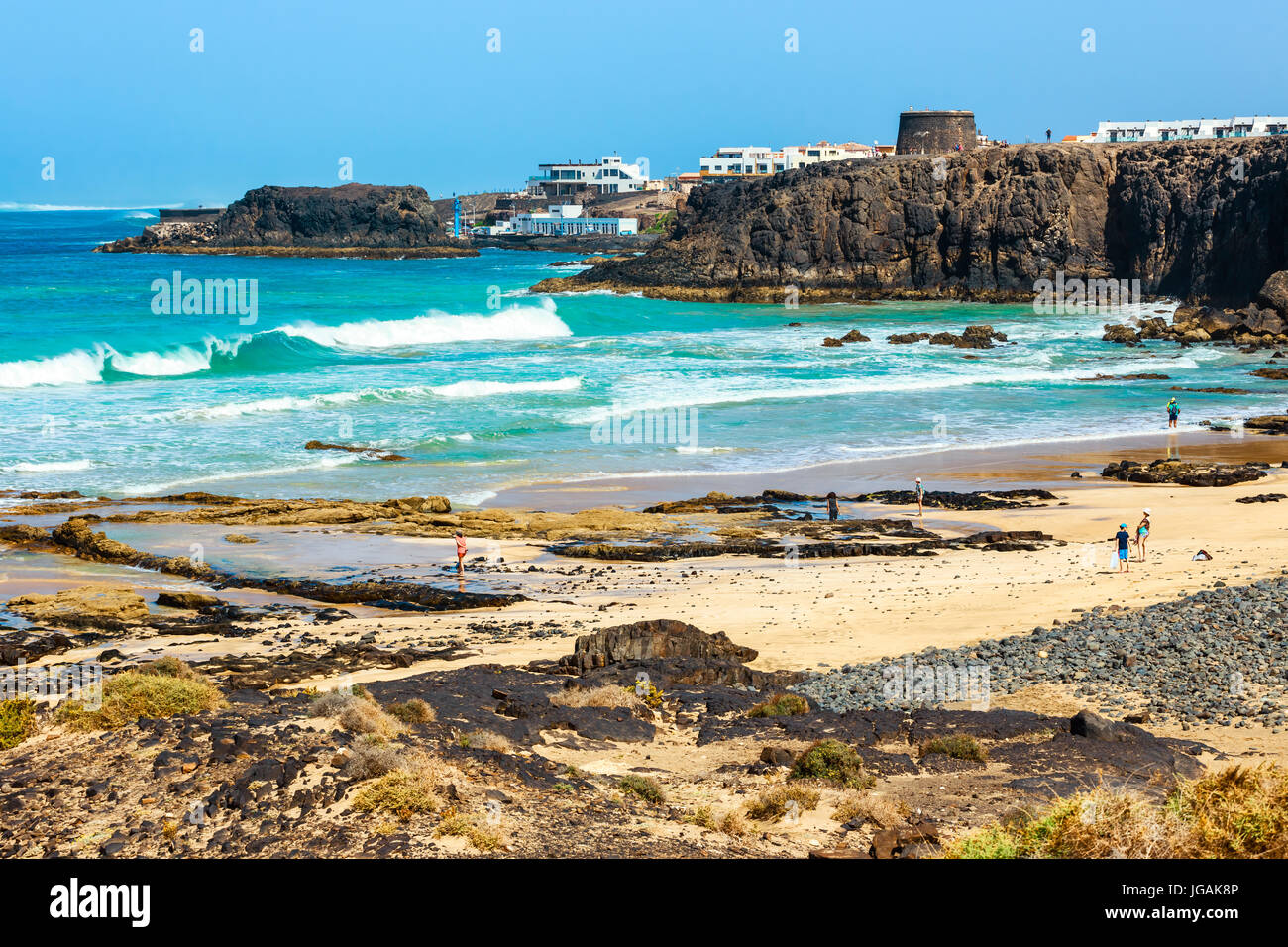 El Cotillo, Fuerteventura, Spagna, 03 Aprile 2017: persone sconosciute su una spiaggia di El Cotillo villaggio in isola di Fuerteventura, Spagna Foto Stock