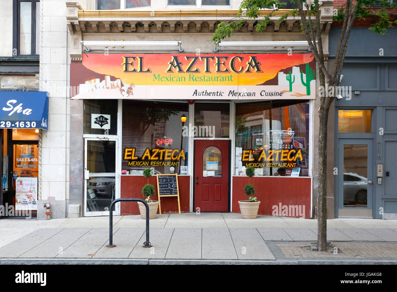 El Azteca uno, 714 Chestnut St, Philadelphia, Pennsylvania. Di fronte a un ristorante messicano nel centro della città Foto Stock