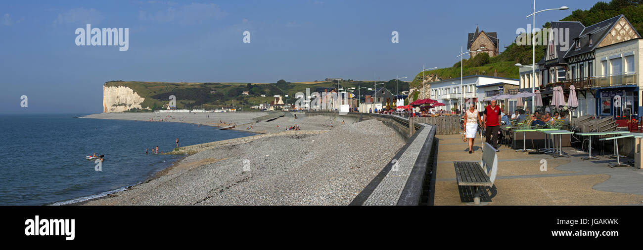 Spiaggia di ciottoli e di turisti alla caffetteria sul marciapiede sul lungomare a Veulettes-sur-Mer, Seine-Maritime, Normandia, Francia Foto Stock