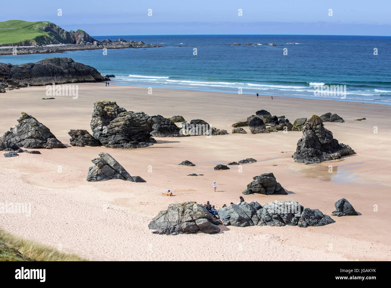 Spiaggia di sabbia con rocce vicino a Durness, Sutherland, Highlands scozzesi, Scotland, Regno Unito Foto Stock