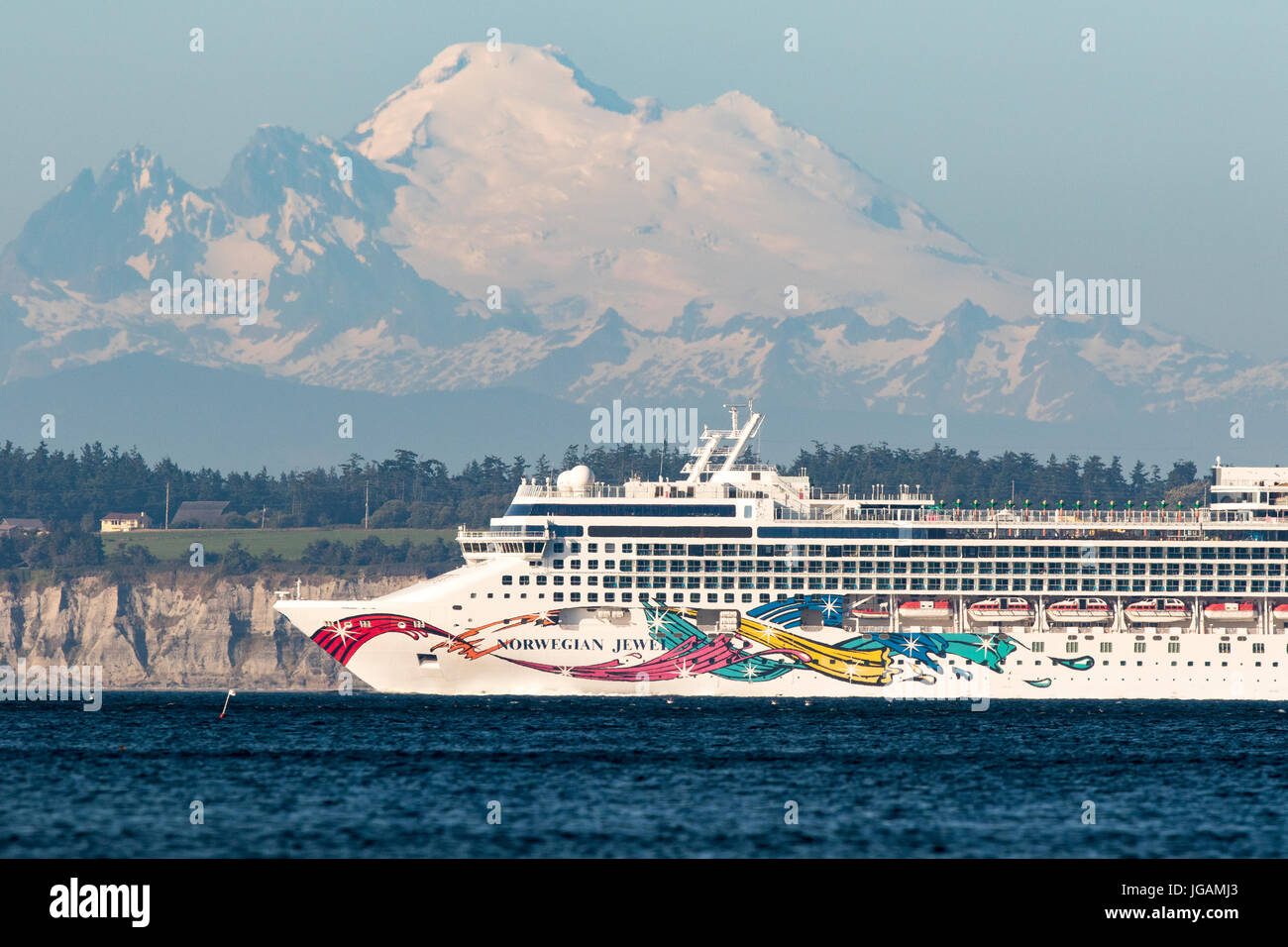 La nave di crociera, crociera vele sul Puget Sound passato Mount Baker. Foto Stock
