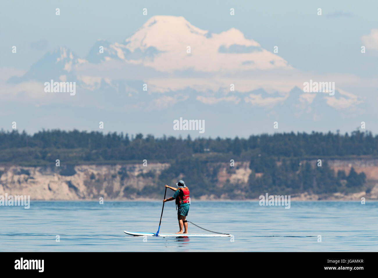 Stand Up Paddle imbarco sul Puget Sound con Mount Baker in background. Foto Stock