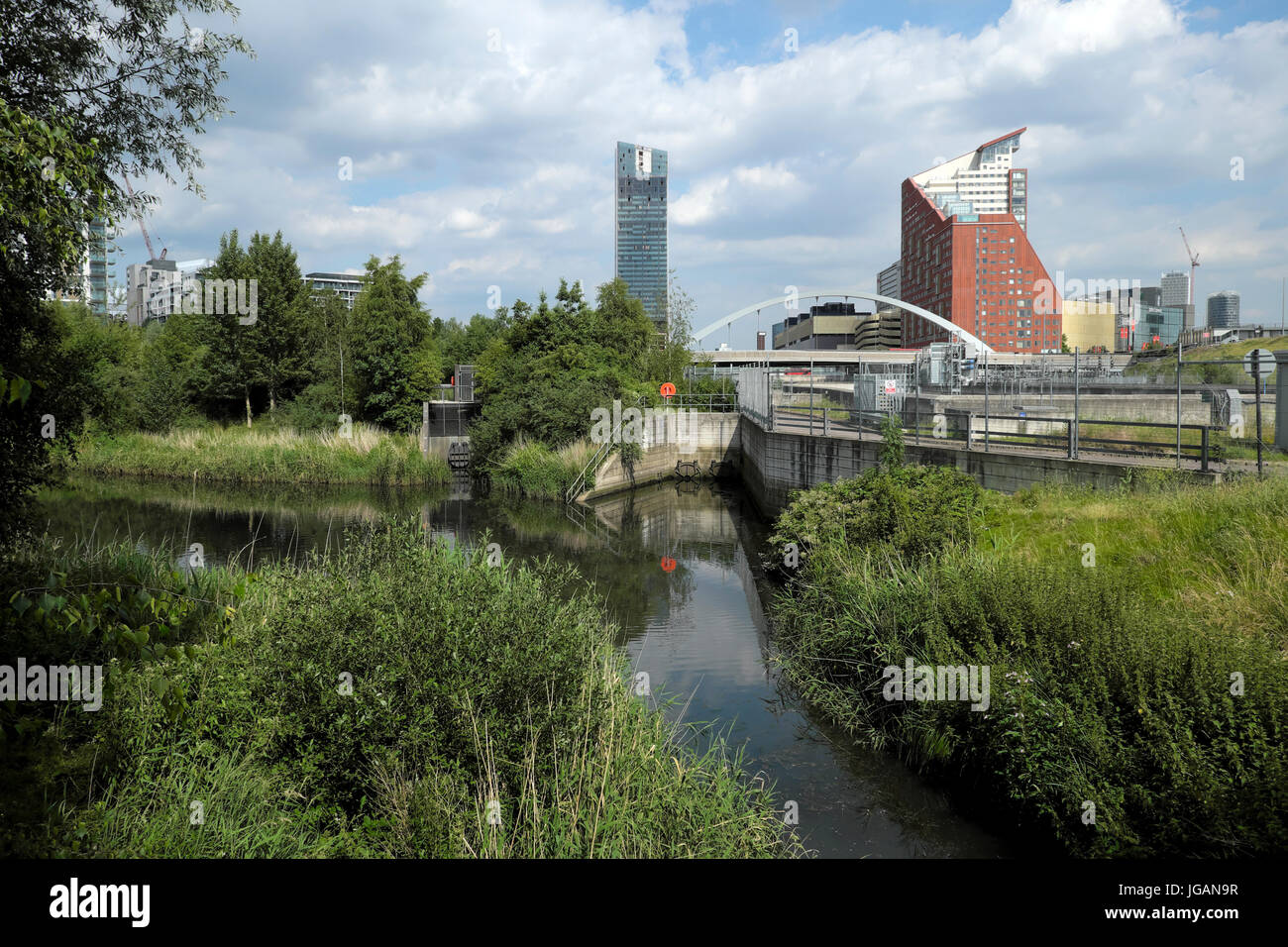 Fiume Lea fluente attraverso la Queen Elizabeth Olympic Park paesaggio in Stratford, Newham Est Londra Inghilterra KATHY DEWITT Foto Stock