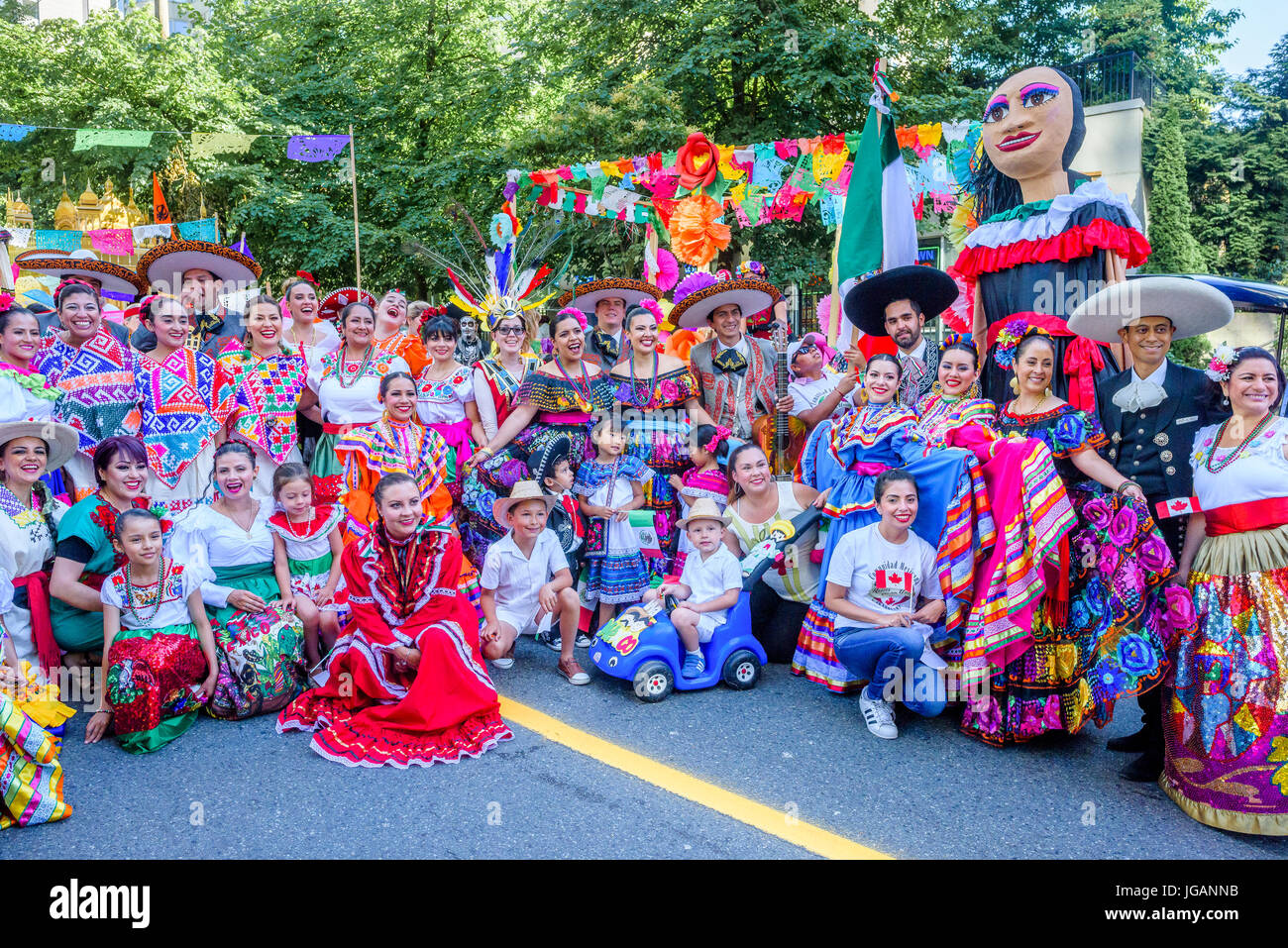 Mexican Canadesi festeggiano in Canada 150, Canada parata del giorno, Vancouver, British Columbia, Canada. Foto Stock