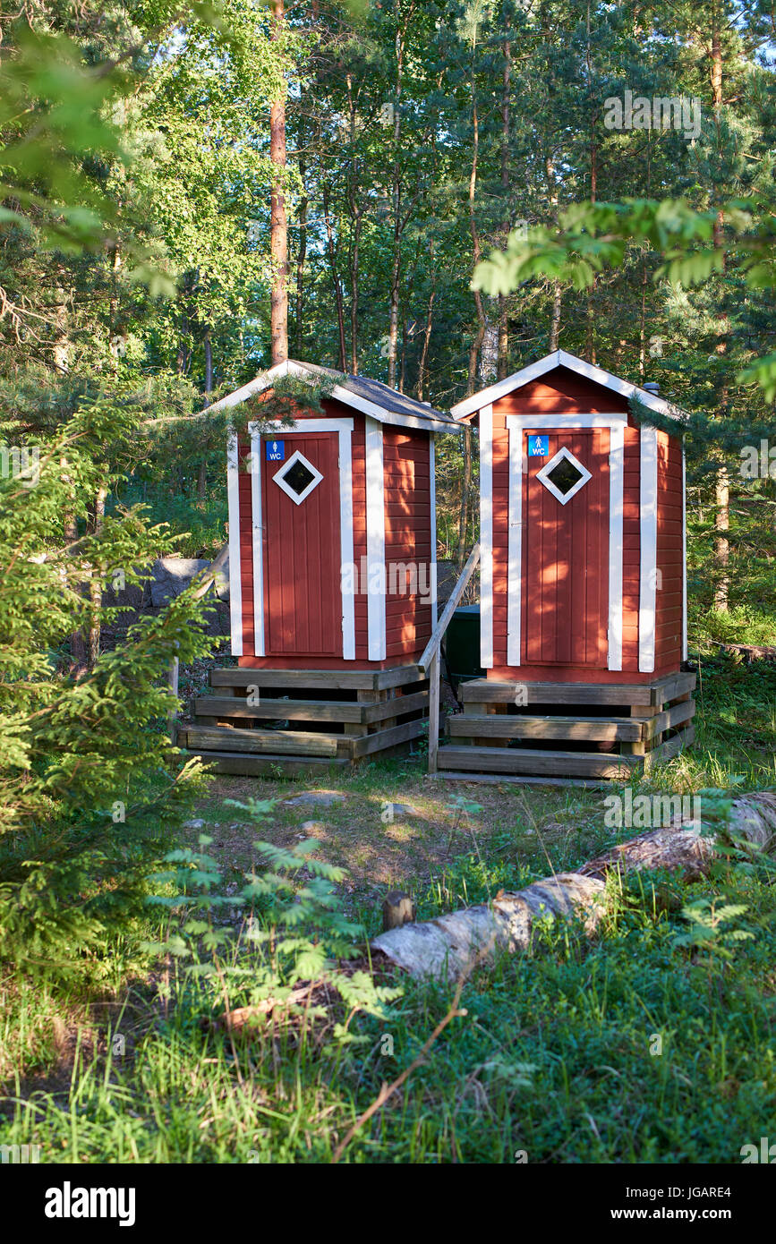 Decorative onorevoli Mens toiilet capanne nascoste nella foresta sul Kotiluoto isola nell'arcipelago di Helsinki Foto Stock