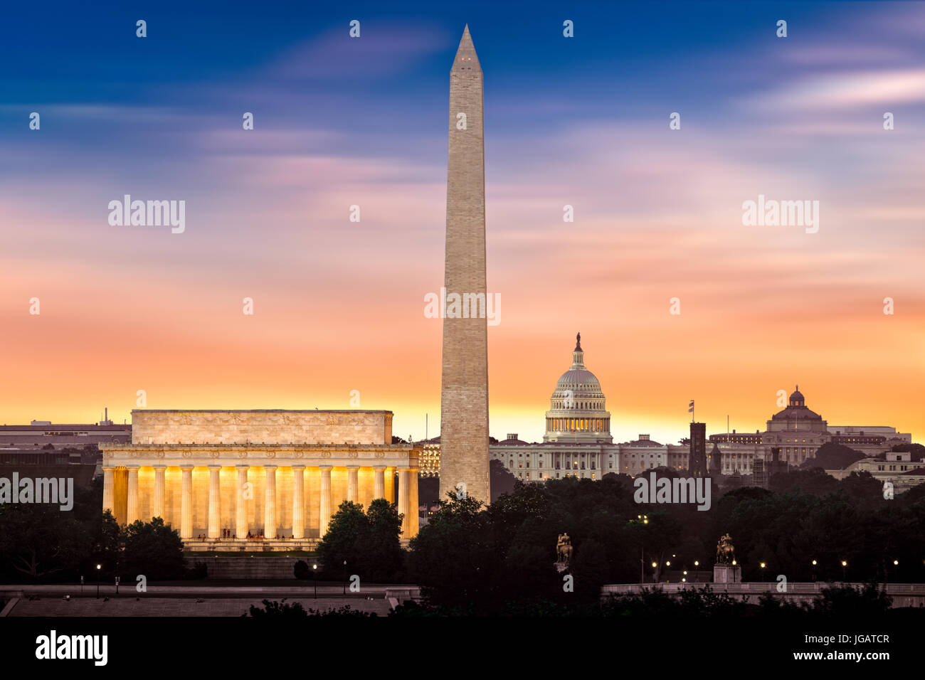 New Dawn over Washington - con 3 leggendari monumenti illuminati a sunrise: Lincoln Memorial, il Monumento a Washington e il Capitol Building. Foto Stock