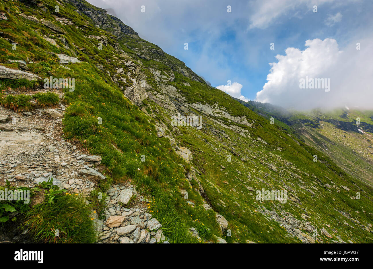 Bordo del ripido pendio sulla collina rocciosa in nuvoloso meteo. lo scenario spettacolare in montagna Foto Stock