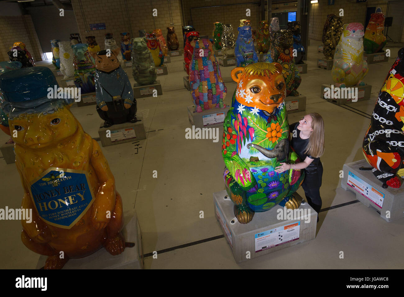 Jodie Perkins, 21, guarda a uno dei 137 bear cubs che sono state progettate e decorate da oltre 50.000 scolari e saranno esposte come parte della grande Sleuth, un arte pubblica trail, nei musei, parchi, centri per lo shopping e le biblioteche attraverso le Midlands. Foto Stock