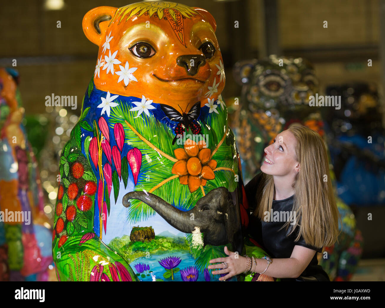 Jodie Perkins, 21, guarda a uno dei 137 bear cubs che sono state progettate e decorate da oltre 50.000 scolari e saranno esposte come parte della grande Sleuth, un arte pubblica trail, nei musei, parchi, centri per lo shopping e le biblioteche attraverso le Midlands. Foto Stock