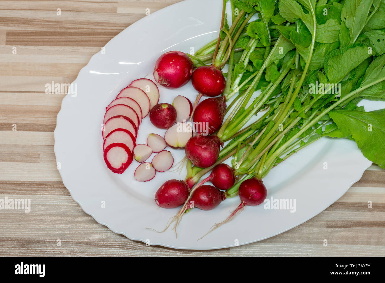 Gustosa radicchio rosso su bianco piastra. In legno marrone dello sfondo. Alimenti biologici. Vista dall'alto. Il concetto di mangiare sano e il vegetarianismo. Foto Stock