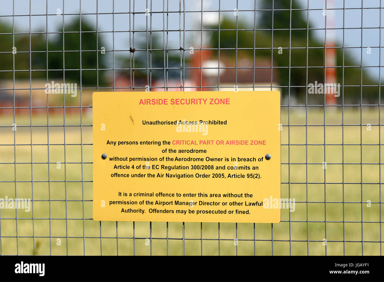 Sicurezza Airside segno di zona sulla recinzione perimetrale a Londra aeroporto di Southend Essex. Citando il articolo 4 regolamento CE 300/2008 air ordine di navigazione 2005 Foto Stock