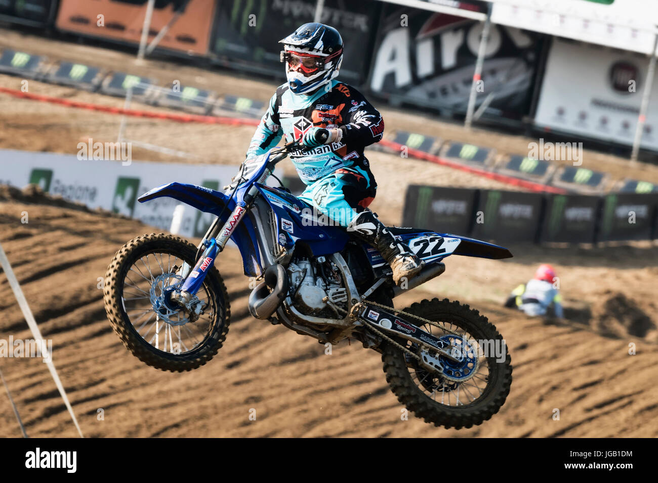 OTTOBIANO, Italia - 24 giugno 2017: MXGP, EMX e MX2 motocross bike rider saltare durante la MXGP italiana nel Campionato del Mondo 2017 Foto Stock