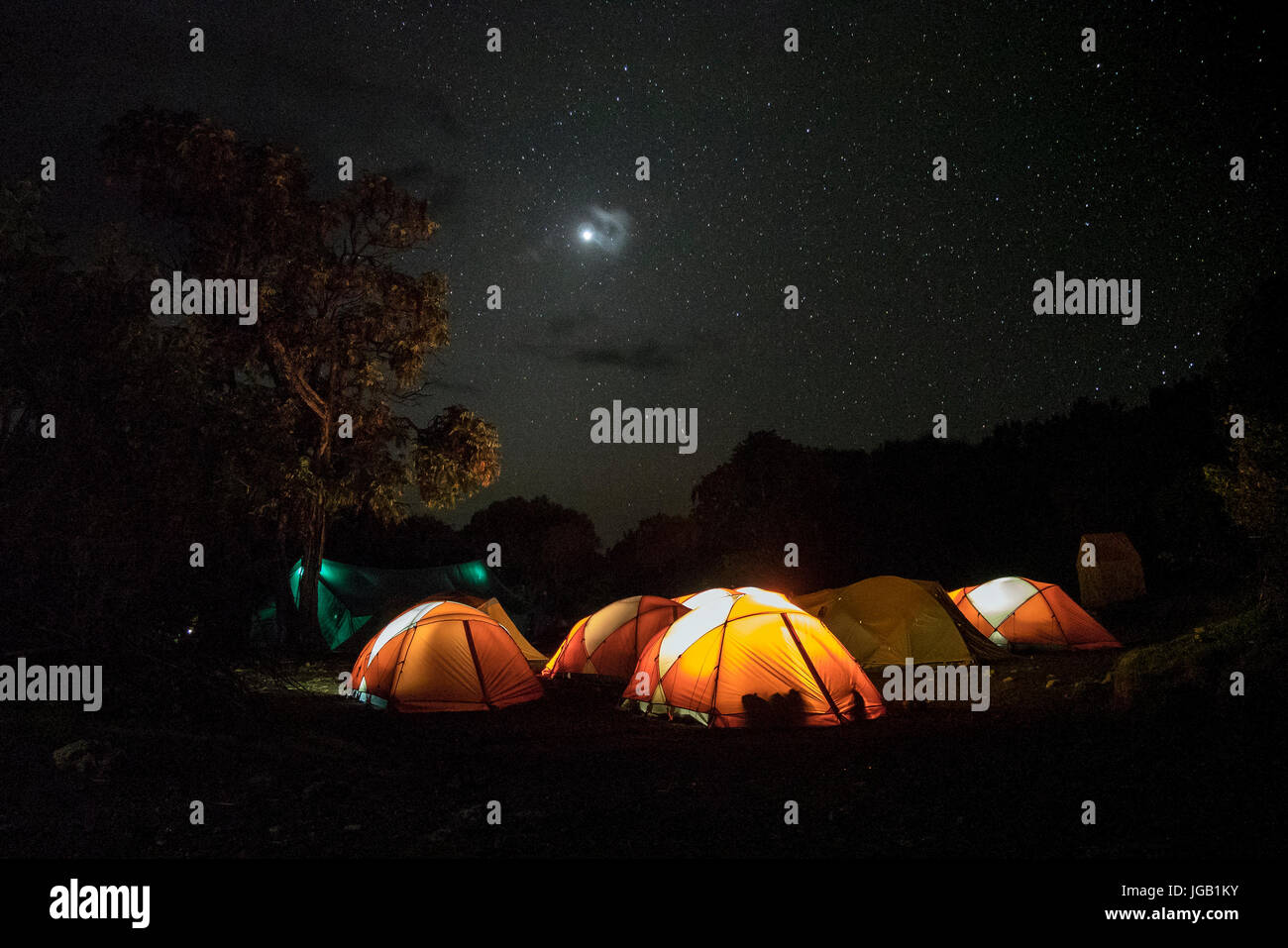 Illuminata di tende per escursionisti kilimajaro, alla Marangu route, Tanzania Foto Stock