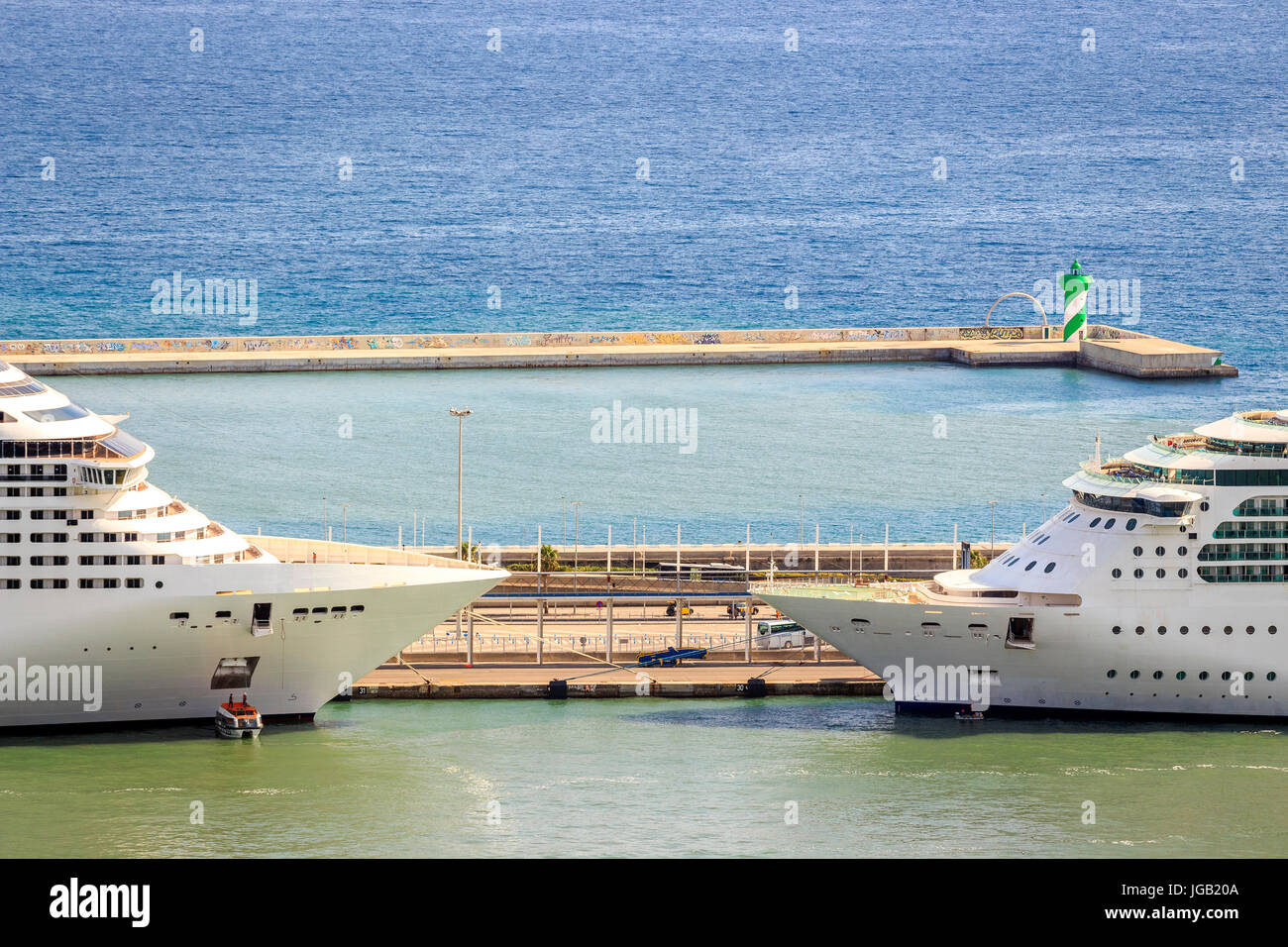 Due navi passeggeri pronti per la crociera nel porto Foto Stock