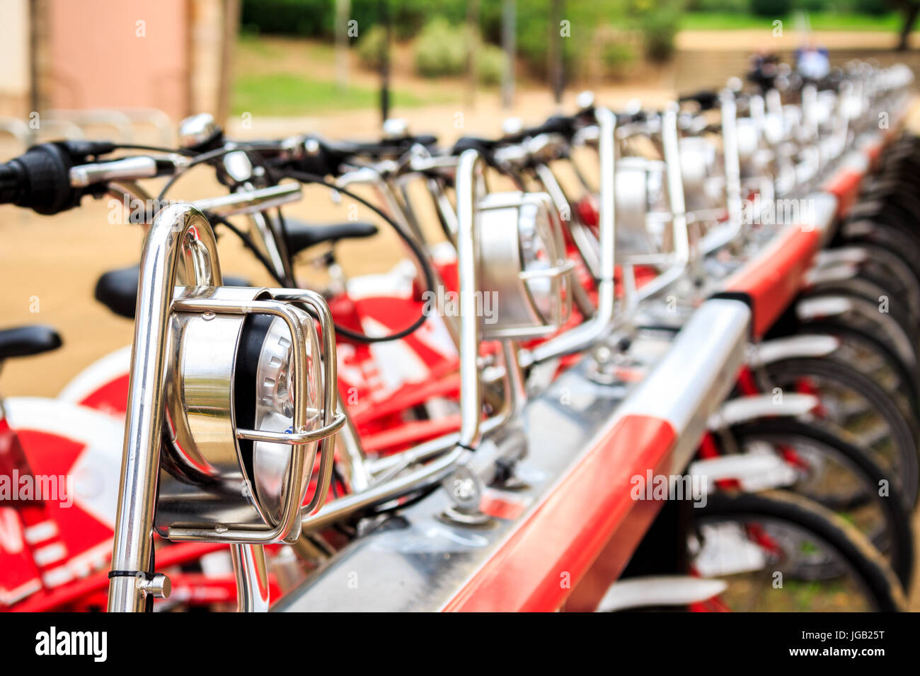 Rosso, urban noleggio in una riga, parco di Barcellona, Spagna Foto Stock