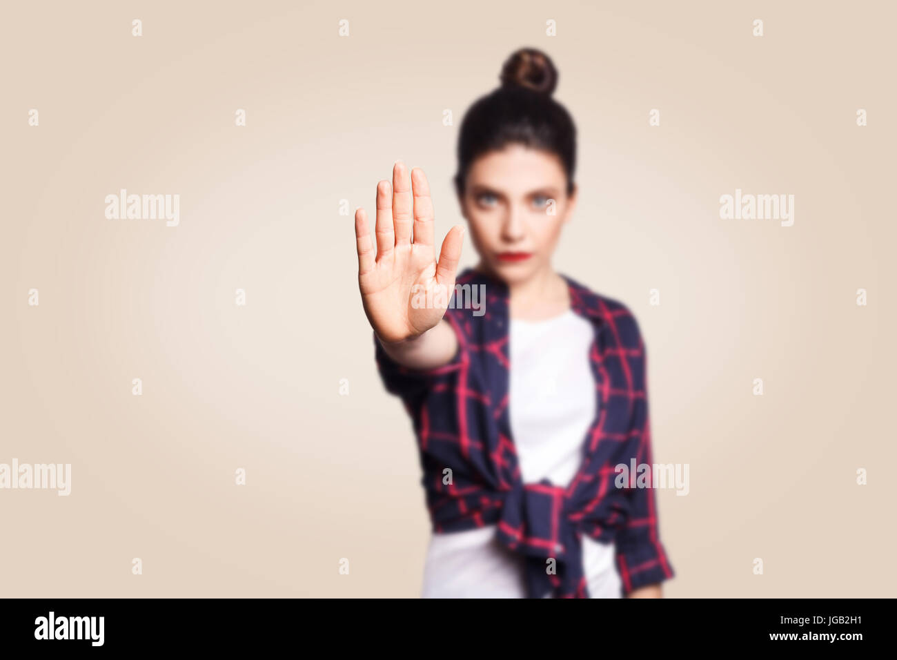 Giovane donna infastidito con cattivo atteggiamento facendo arrestare gesto con il palmo verso l'esterno, dire no, esprimendo il rifiuto o la restrizione. Negative le emozioni umane, Foto Stock