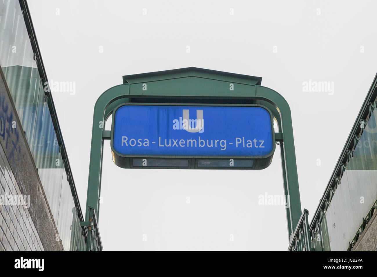 La stazione della metropolitana di Rosa Luxemburg Platz a Berlino Foto Stock