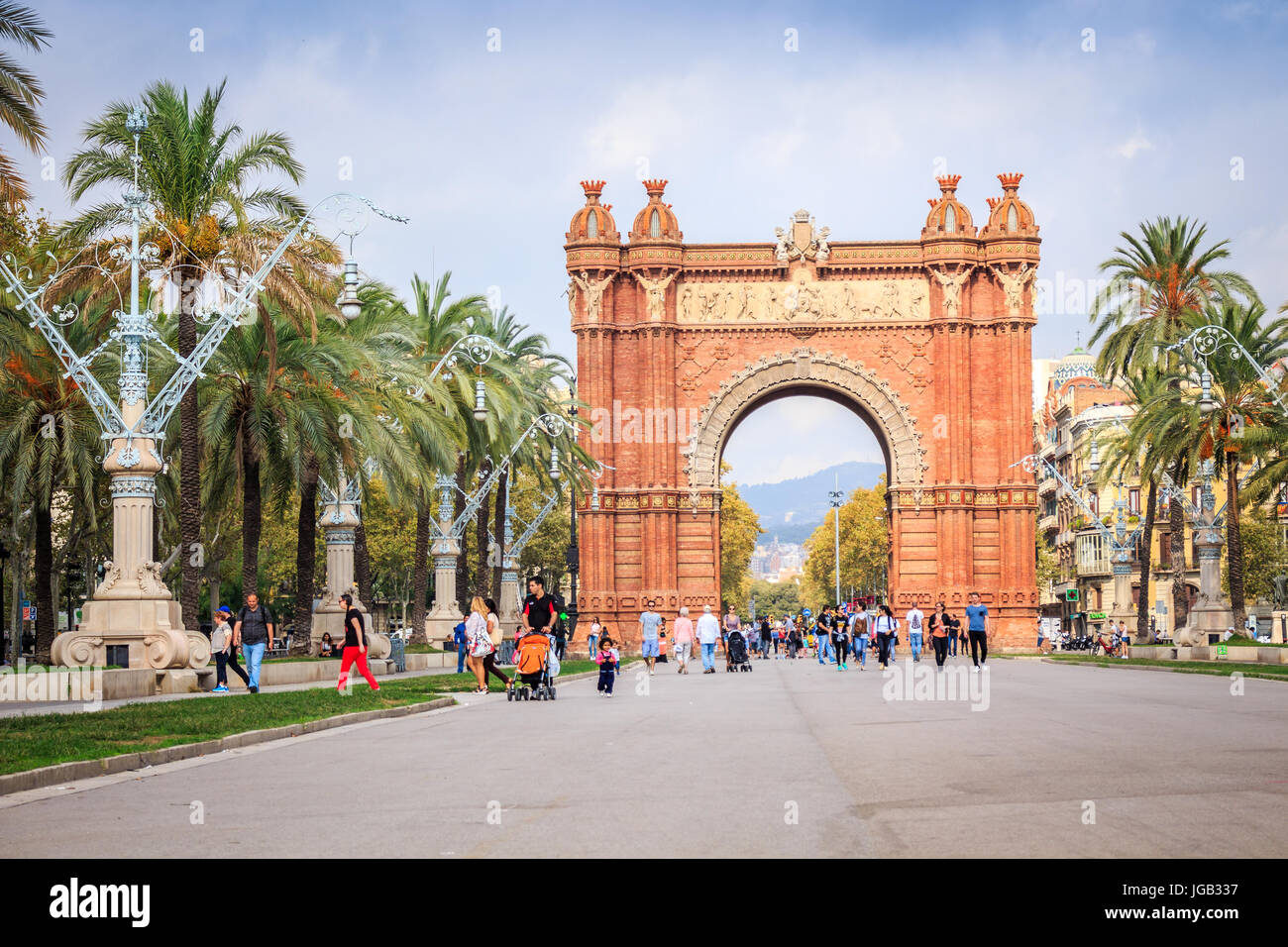 Barcellona, Spagna - 4 Ottobre 2016: Arco di Trionfo con molti turisti in Catalogna Foto Stock