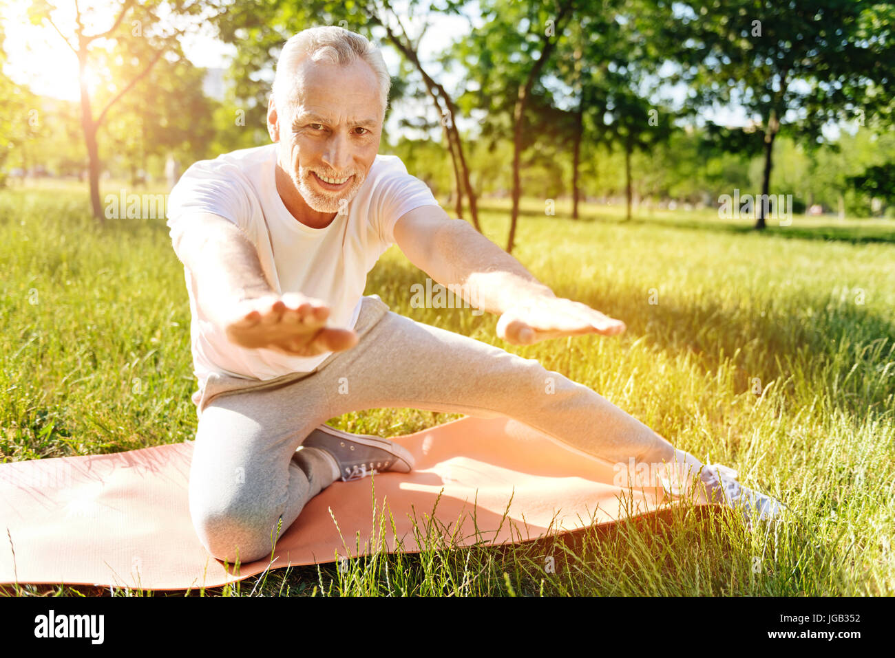 Gioioso uomo senior godendo sport esercizi Foto Stock