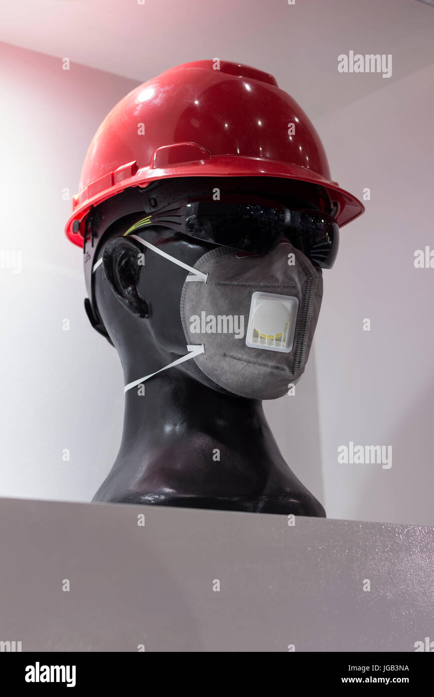 Un manichino con caschi di sicurezza occhiali di sicurezza e il filtro del gas mask; sullo sfondo bianco; lavorando duro Hat;Personel attrezzature di protezione del PPE;maschera di ritaglio Foto Stock