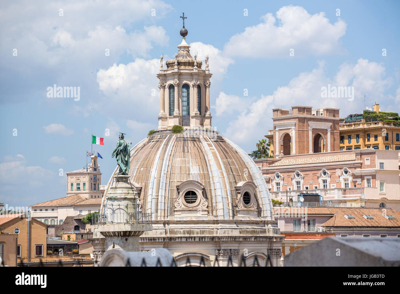 Colonna Traiana e la Chiesa del Santissimo Nome di Maria al Foro Traiano, Roma, Italia Foto Stock