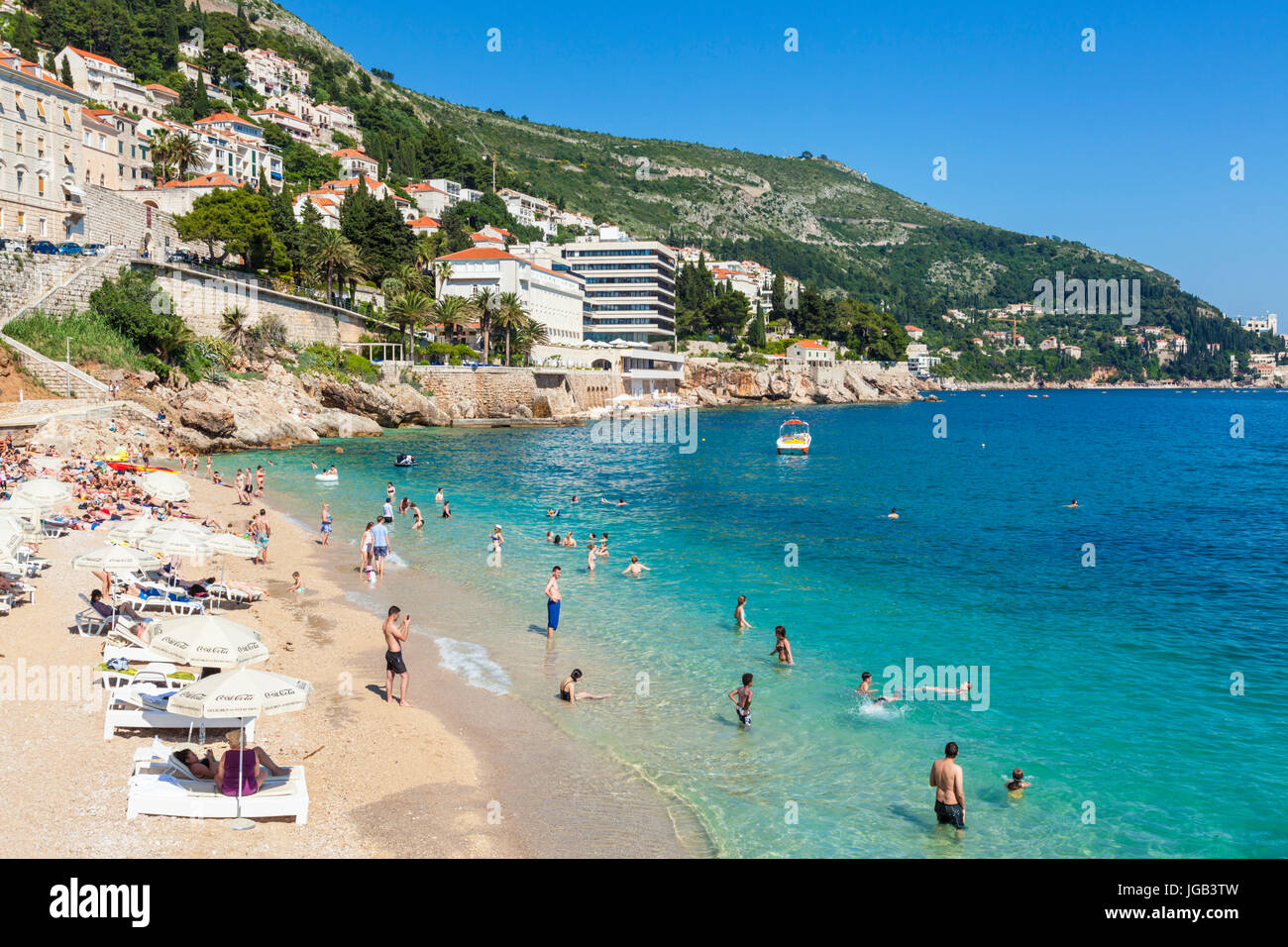 Persone vacanzieri i turisti a prendere il sole sulla spiaggia di Banje banje Dubrovnik Croazia costa dalmata Dubrovnik riviera mare Adriatico Riviera adriatica Foto Stock