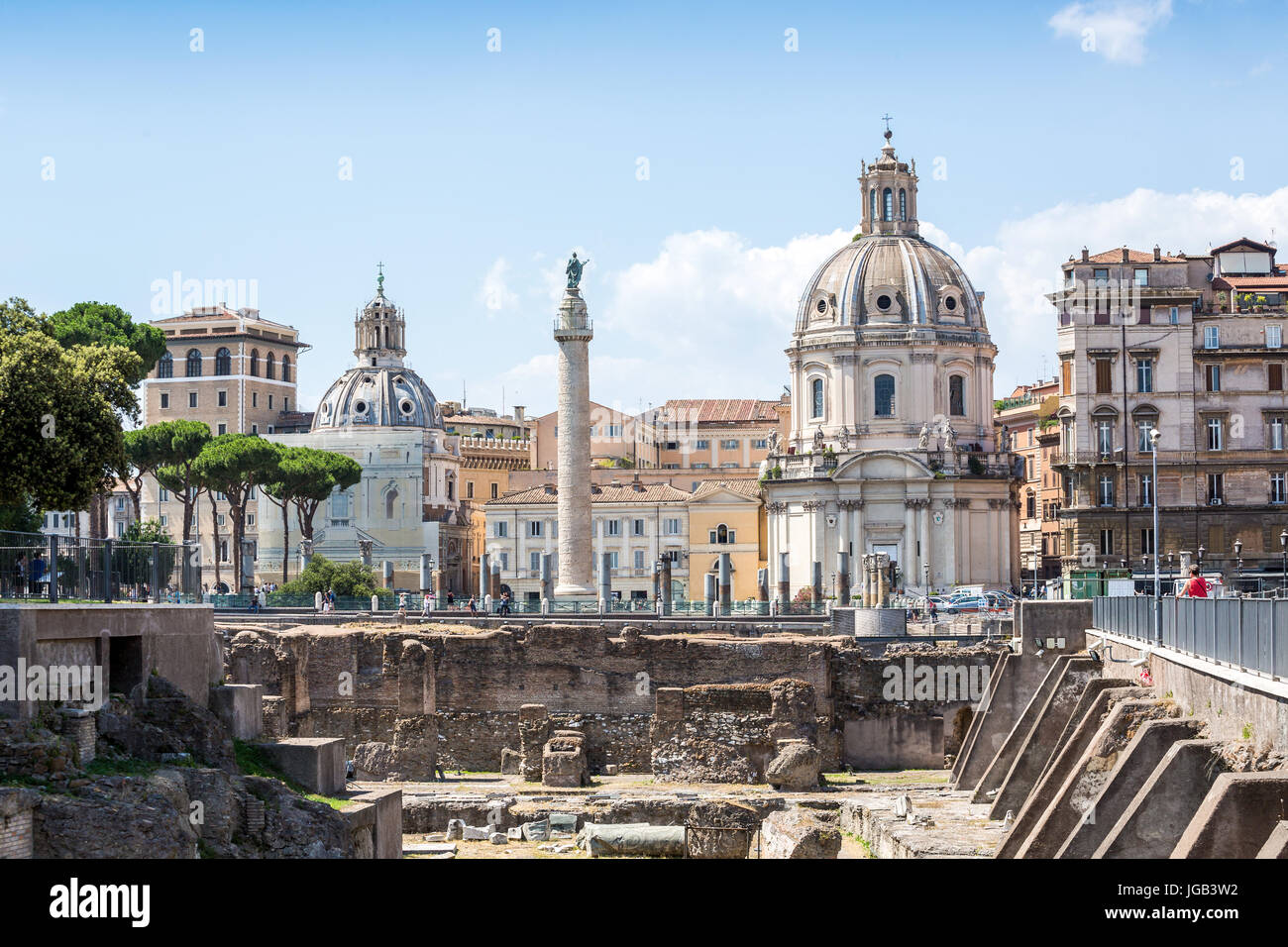 Colonna Traiana e la Chiesa del Santissimo Nome di Maria al Foro Traiano, Roma, Italia Foto Stock
