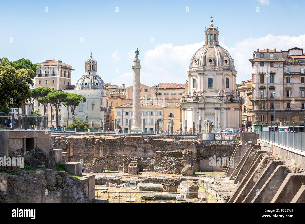 Colonna Traiana e la Chiesa del Santissimo Nome di Maria al Foro Traiano, Roma, Italia Foto Stock