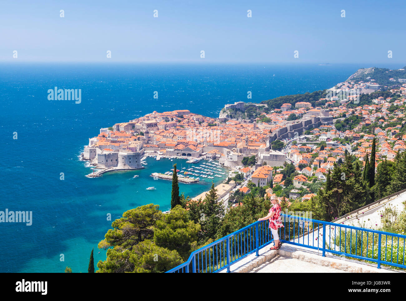 Croazia Dubrovnik Croazia costa dalmata donna ammirando la vista al paese vecchio di Dubrovnik Porto vecchio porto della Croazia Foto Stock