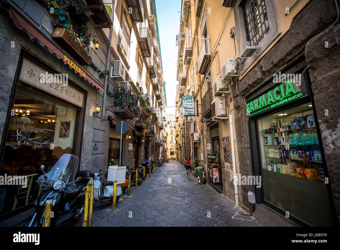 Napoli, Italia - 29 Giugno 2016: strada stretta con piccole aziende napoletana Foto Stock